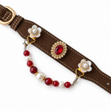 Perlenbesetztes Haustierhalsband mit Scharlachrotem Wappen
